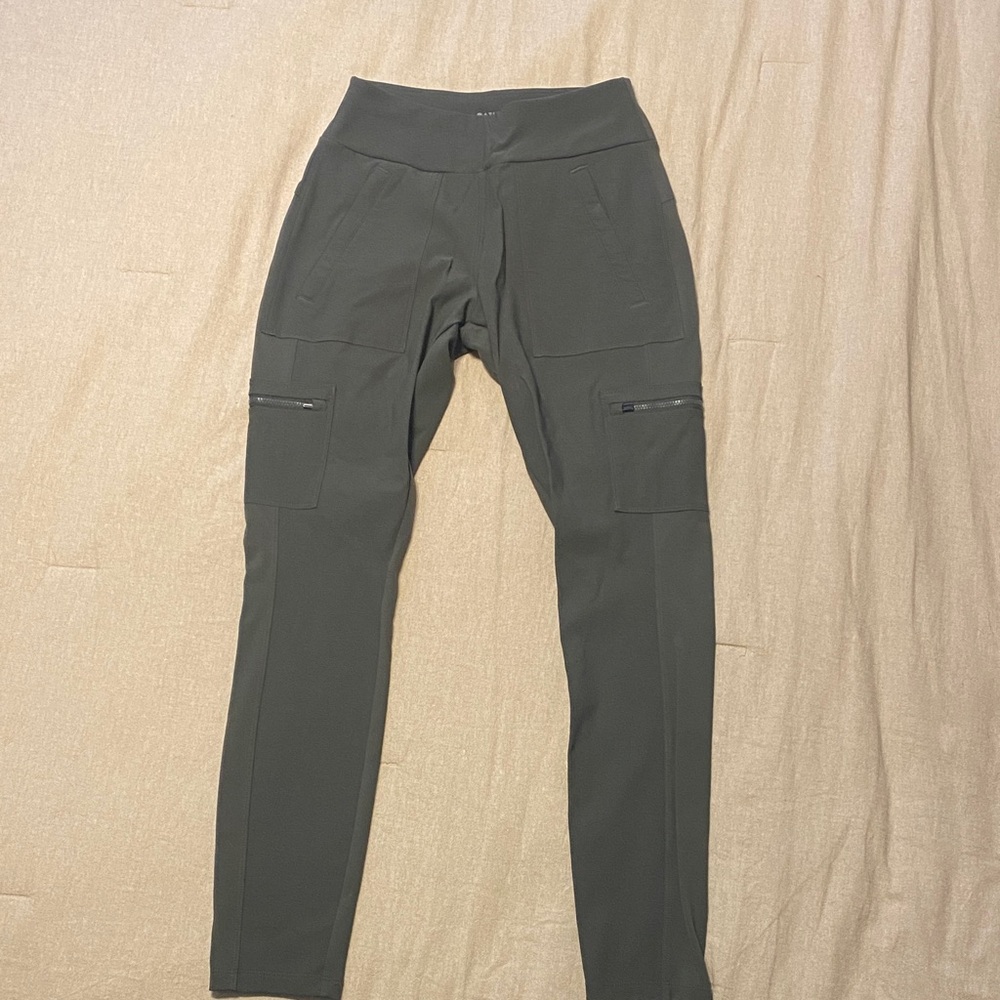 Athleta Headlands Hybrid Cargo pants/ leggings sz 2